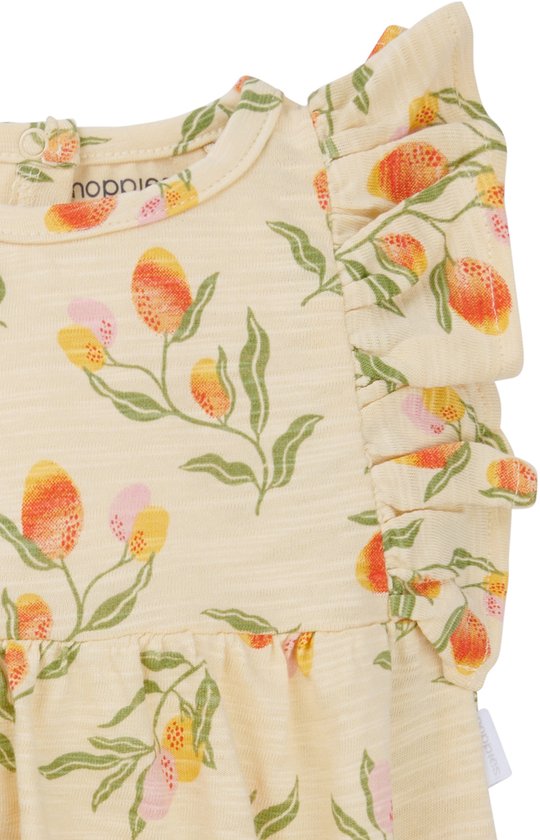 Detail van baby broekje met bloemenprint in geel met roze en oranje bloemen en groene bladeren, met pofmouwtjes.
