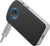 Zwarte Bluetooth ontvanger met zilveren 3.5mm jack, play/pauze knop met blauwe LED-ring, volumeknoppen en USB-C poort.