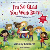 Couverture du livre 'I'm So Glad You Were Born' avec des enfants joyeux et divers jouant de la musique. Auteur à succès du New York Times.