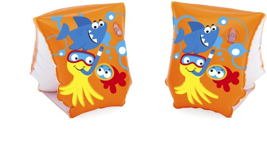 Oranje zwembanden met opdruk van blauwe haaien, gele octopussen en rode vissen.