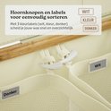 Binnenzijde van de crèmekleurige wasmand met bamboe rand, met 3 uitneembare waszakken met labels 'Wit' en 'Donker'.