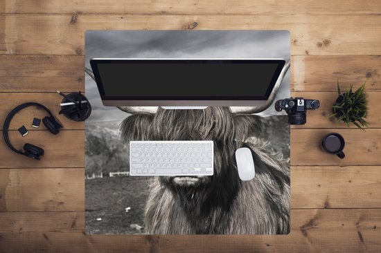 Muismat XXL 80x80 cm - Bureau onderlegger - Bureau mat Schotse hooglander - Portret - Zwart - Wit - Dier - Wild - Natuur - Bureaumat - Gaming mousepad xl - Bureaulegger groot - Computer deskmat
