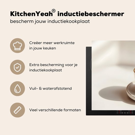Grijze en beige tekst over een inductiebeschermer met tekst. Iconen voor meer werkruimte, extra bescherming, vuil- en waterafstotend, en verschillende formaten.