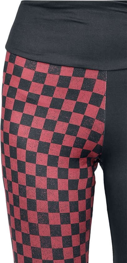 Detail van een zwarte legging met een rood-zwart dambordpatroon.