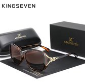 Kingseven vlinder zonnebril in luipaardprint en bruin, met gouden details.