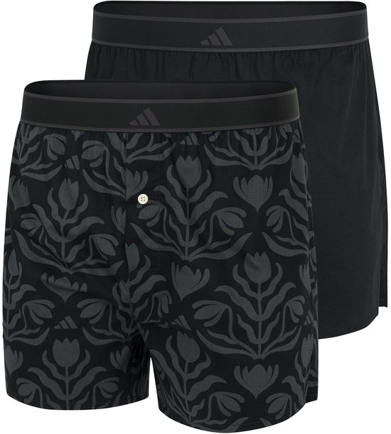 Set van twee zwarte boxershorts. Eén met een donkergrijs bloemenpatroon, de ander effen.