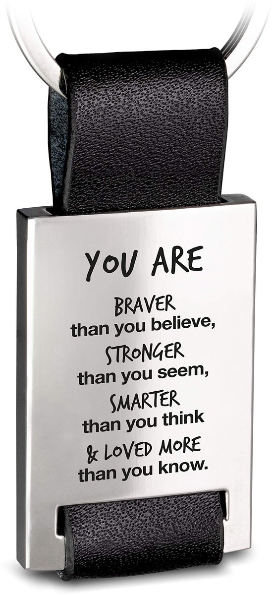FABACH leren sleutelhanger met gravure - Gegraveerde auto geluksbrenger - Motivatie voor je favoriete persoon - Je bent moediger, sterker, slimmer en geliefder dan je weet