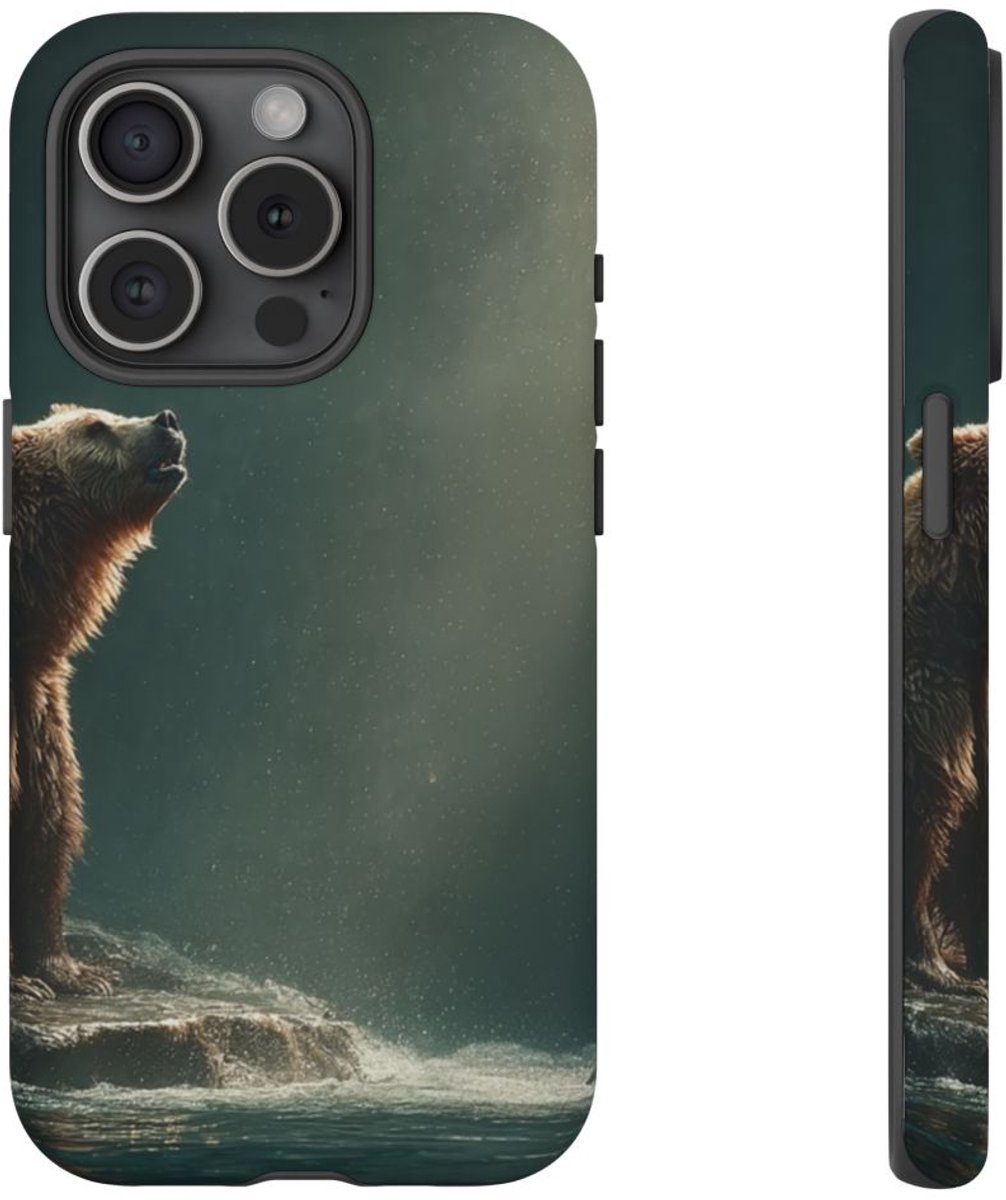 Bruine Beer op Rots bij Rivier – Telefoonhoesje Geschikt voor iPhone 15 Pro