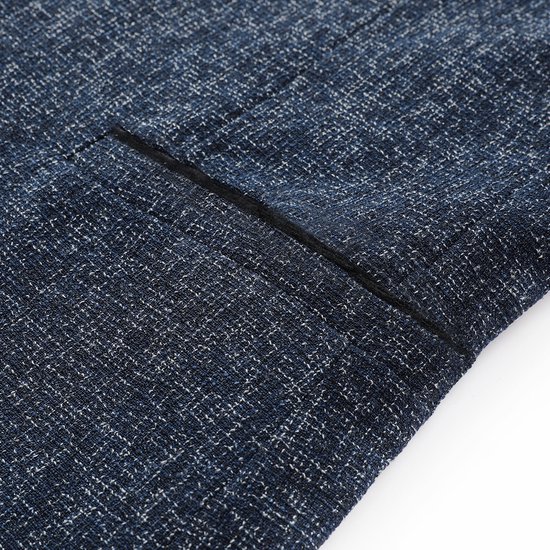 Sluiting van de borstzak van een donkerblauwe blazer met gemêleerde stof.