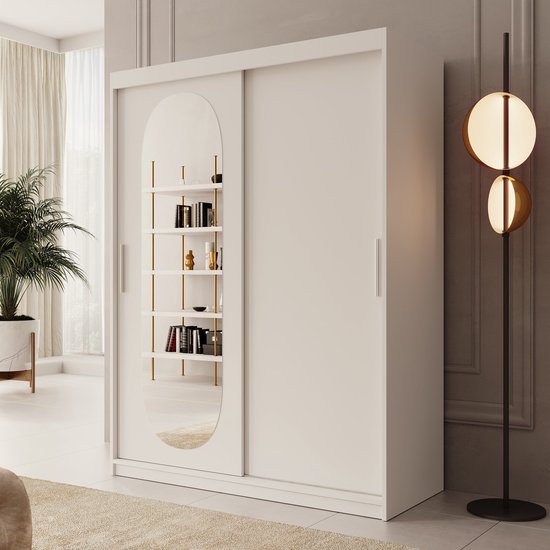Witte kledingkast met schuifdeuren, waarvan één met ovale spiegel, in een kamer.