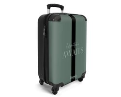 NoBoringSuitcases.com® - Handbagage koffer lichtgewicht - Reiskoffer trolley - Groen - Adventure Awaits - Vakantie rolkoffer met wieltjes - Carryon suitcase - Flightcase - Cabin koffertje - Past binnen 55x40x20 en 55x35x25