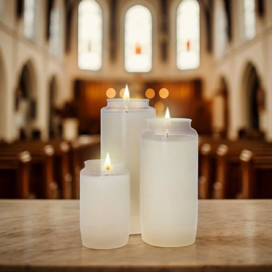 Drie brandende witte kaarsen op een marmeren tafel met kerkinterieur op de achtergrond.