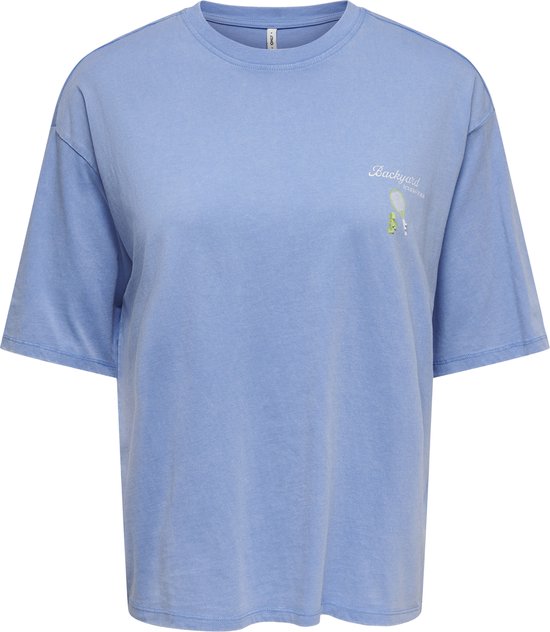 Lichtblauwe t-shirt met een kleine opdruk van een tennisracket, citroenen en de tekst 'Backyard tennis tour'.