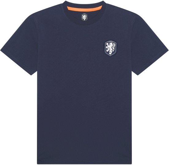 Navy blauw heren T-shirt met KNVB-logo op de linkerborst. Oranje randje zichtbaar aan de binnenkant van de nek.