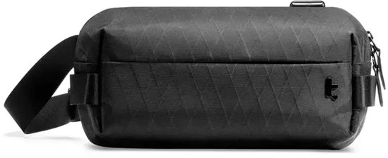 Sacoche noire imperméable avec motif en losange et sangle réglable.