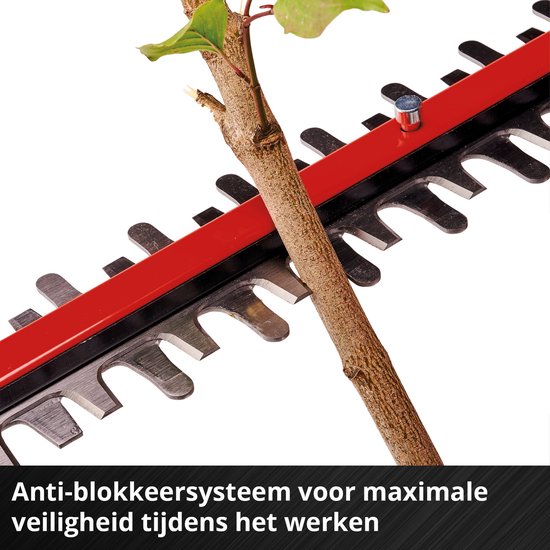 Einhell heggenschaar met anti-blokkeersysteem dat een tak verwijdert.