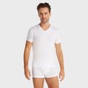 Man met donker haar, staand, in wit V-hals shirt en witte boxershort.