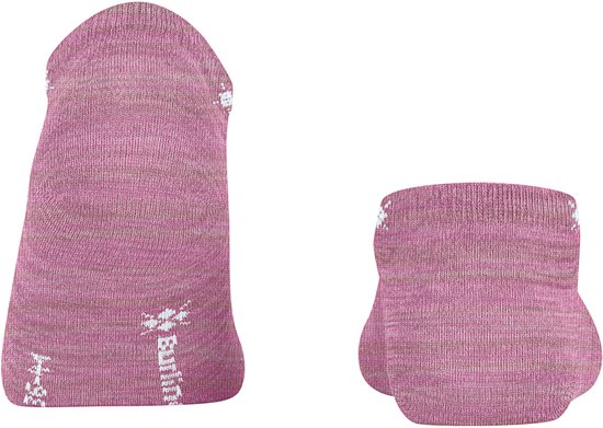 Roze Burlington enkelsokken met fijne strepen, met wit logo aan de onderkant.