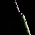 Gedetailleerde close-up van de groene body van een Pica-Dry markeerstift met de inscriptie 'PICA GERMANY', tegen een zwarte achtergrond.