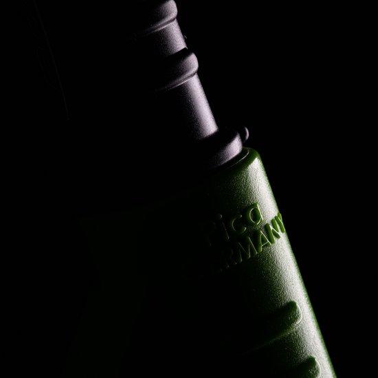 Gedetailleerde close-up van de groene body van een Pica-Dry markeerstift met de inscriptie 'PICA GERMANY', tegen een zwarte achtergrond.