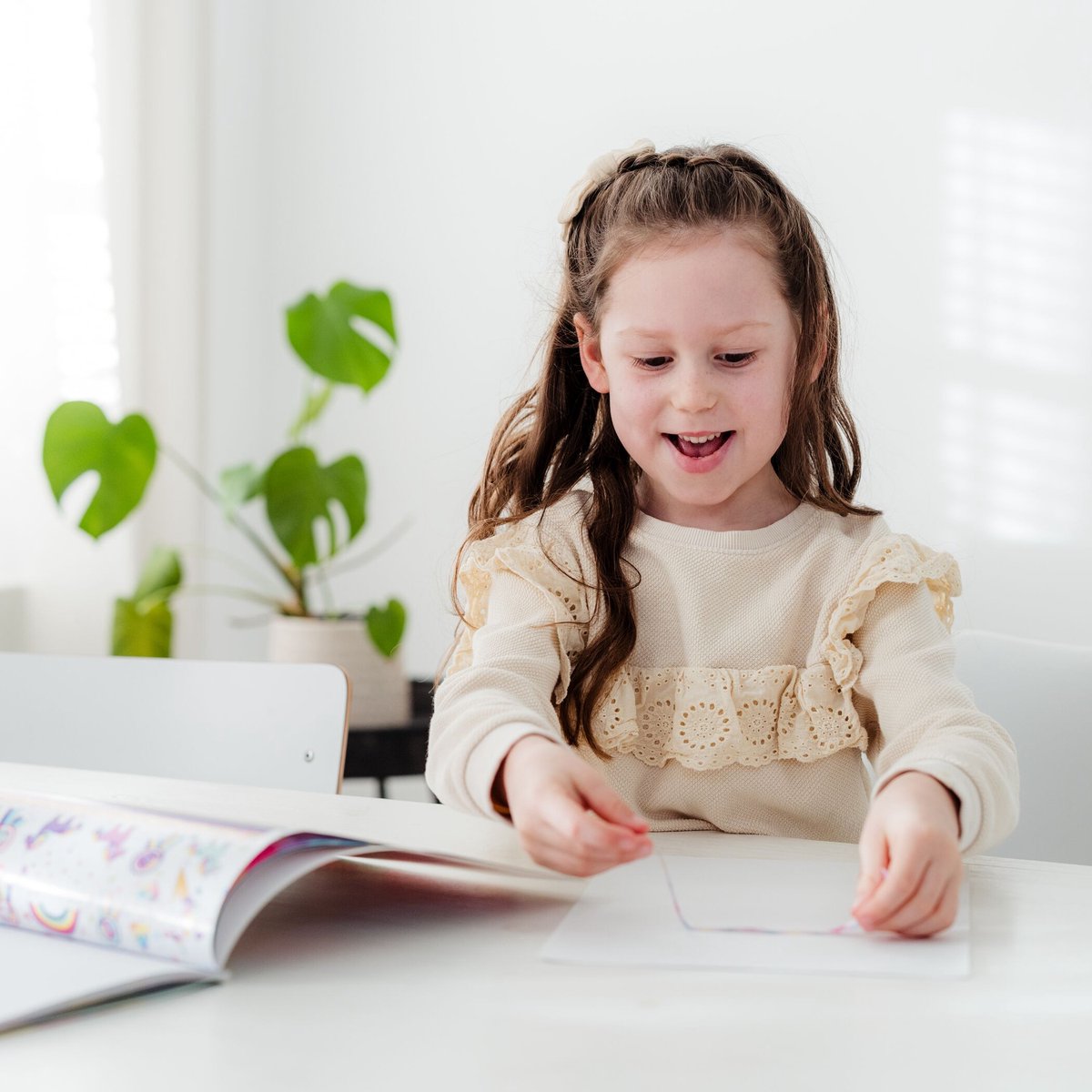Totum Unicorn A4 sticker boek 1000 stickers - 20 pagina's met unicorn thema - speelgoed knutselen stickeren - vanaf 3 jaar — afbeelding 4