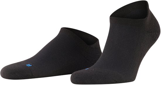 Zwarte Falke Cool Kick enkelsokken, gezien vanaf de zijkant met blauwe 'R' op de linker sok.