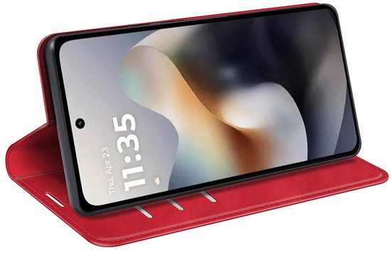 Rood telefoonhoesje in standaardmodus, met telefoon die de tijd 11:35 toont.