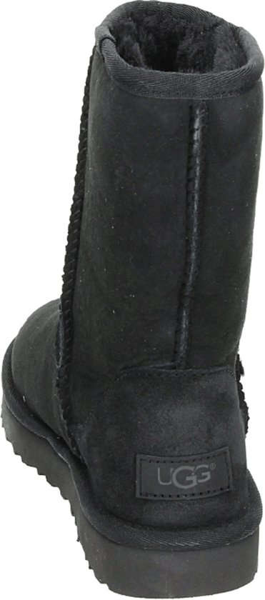 Zwarte UGG Classic Short II laars, met merkopdruk op de hiel en stiksels.