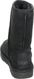 Zwarte UGG Classic Short II laars, met merkopdruk op de hiel en stiksels.