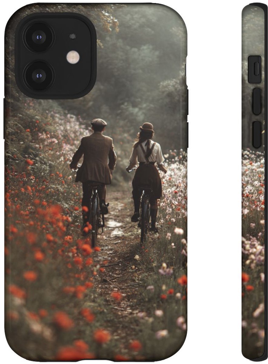 Fietsend Stelletje op Bloemenpad – Telefoonhoesje Geschikt voor iPhone 12