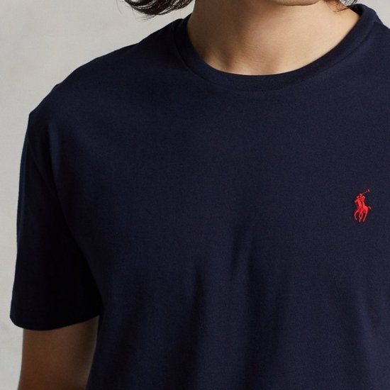 Close-up van het donkerblauwe Polo Ralph Lauren T-shirt met rood logo op de borst.