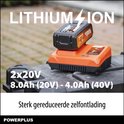 Een persoon met groene handschoenen plaatst een 20V/40V Dual Power accu op een oranje oplader.