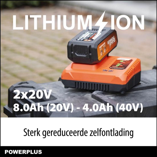 Een persoon met groene handschoenen plaatst een 20V/40V Dual Power accu op een oranje oplader.