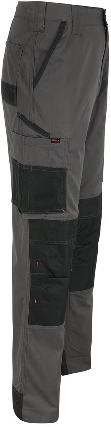 Grijze werkbroek met zwarte, verstevigde zakken en knieën. Oranje accenten.