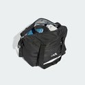 Open zwarte sporttas met Adidas logo en inhoud.