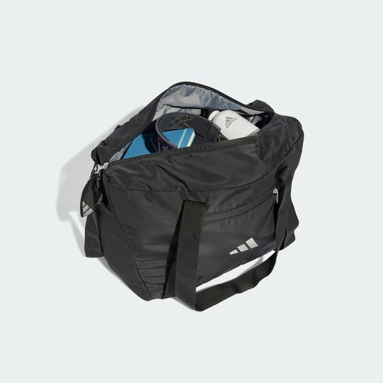 Open zwarte sporttas met Adidas logo en inhoud.