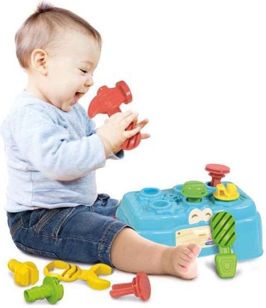 Baby speelt met een blauwe werkbank van Clementoni met hamers en schroeven.