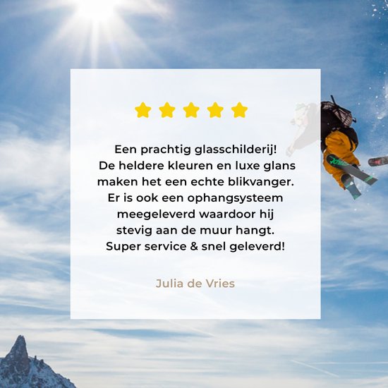 Een glasschilderij met een sprong van skiërs en een positieve recensie in een kader.