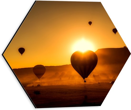 Dibond Hexagon - Zonnestralen Vallend op Luchtballonnen over het Landschap van Turkije - 30x26.1 cm Foto op Hexagon (Met Ophangsysteem)