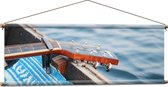Textielposter - Gitaar in Houten Vissersboot op Zee - 120x40 cm Foto op Textiel