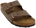 Bruine Birkenstock Arizona slipper, gedetailleerde opname met koperen gespen.