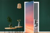 Deursticker Zon - Lucht - Wolken - Roze - 95x215 cm - Deurposter