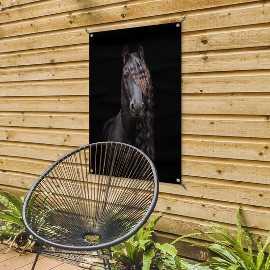Portrait d'un cheval frison sur fond noir affiche de jardin toile en vrac 60x90 cm - Toile de jardin / Toile d'extérieur / Peintures d'extérieur (décoration de jardin)