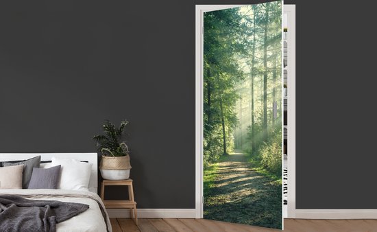 Deurposter 85x205 cm - Deursticker Bos - Pad - Zon - Bomen - Groen - Natuur - Meubelfolie zelfklevend - Deurfolie woonkamer - Interieurfolie fotobehang - Deur plakfolie - Deurstickers - Deurbehang sticker - Kamer decoratie