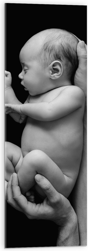 Acrylglas - Pasgeboren Baby in Handen van Vader (Zwart- wit) - 30x90 cm Foto op Acrylglas (Wanddecoratie op Acrylaat)
