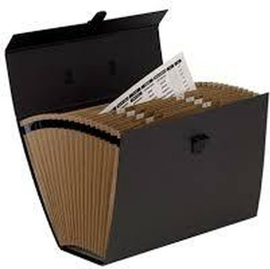 Zwarte Bankers Box aktetas met een openklapbare klep, bruine harmonica map met documenten en een sluiting.