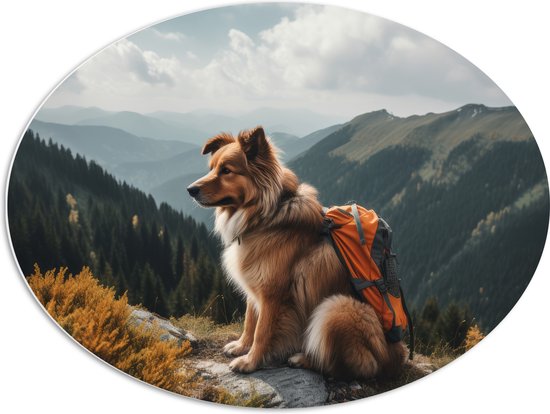 PVC Schuimplaat Ovaal - Reizende Hond met Rugzak op Top van de Berg - 80x60 cm Foto op Ovaal (Met Ophangsysteem)