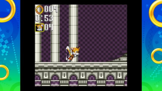 Tails rent op een wit platform met een paarse achtergrond en marmeren pilaren.
