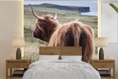 Behang - Fotobehang Schotse Hooglander - Natuur - Zee - Breedte 220 cm x hoogte 220 cm