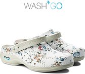 Witte klompen van Nursing Care met een veelkleurige bloemenprint, beige band en perforaties. "WASH'GO" logo zichtbaar.